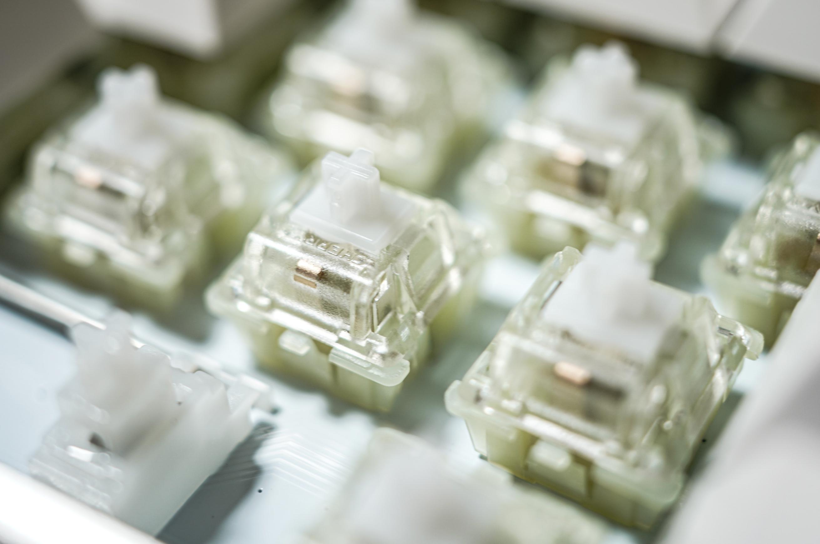 cherry轴入门机械键盘推荐,cherry键盘银轴和茶轴对比