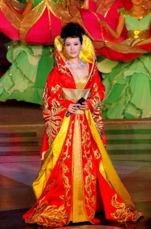 “大魔王”谭晶：当年高考她哭了3天，嫁给大9岁的院士幸福吗？