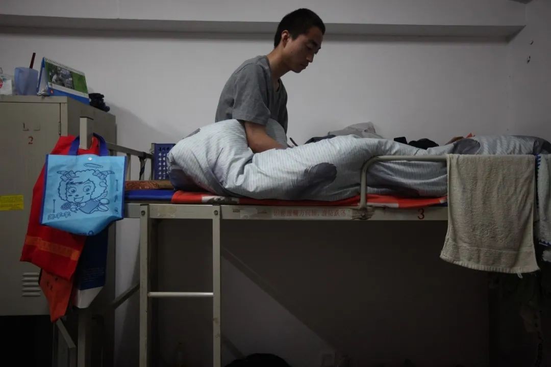 提桶人困在富士康：无班可加，有人绩效仅1元，但多数人选择留下