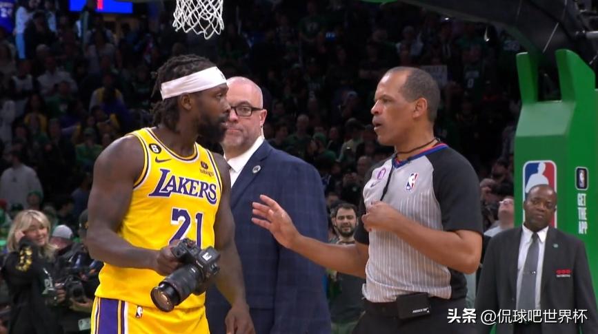 裁判控制了比赛！詹姆斯跪地不起，贝弗利拿着相机表达不满