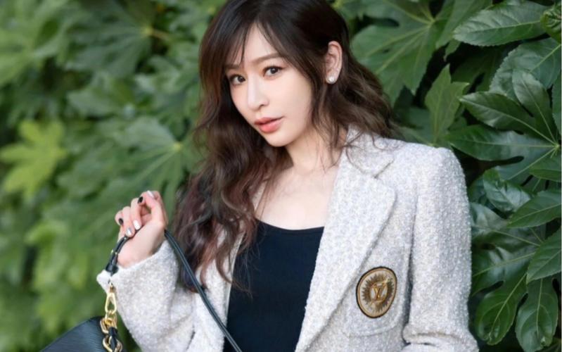 被男友公开*夜初**时间，40岁翻红的“甜心教主”，为何总遇渣男？