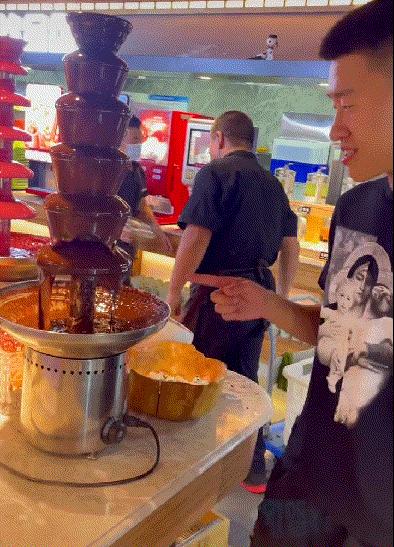 一个人在海底捞过生日尴尬吗,在海底捞过生日是种什么感觉呢