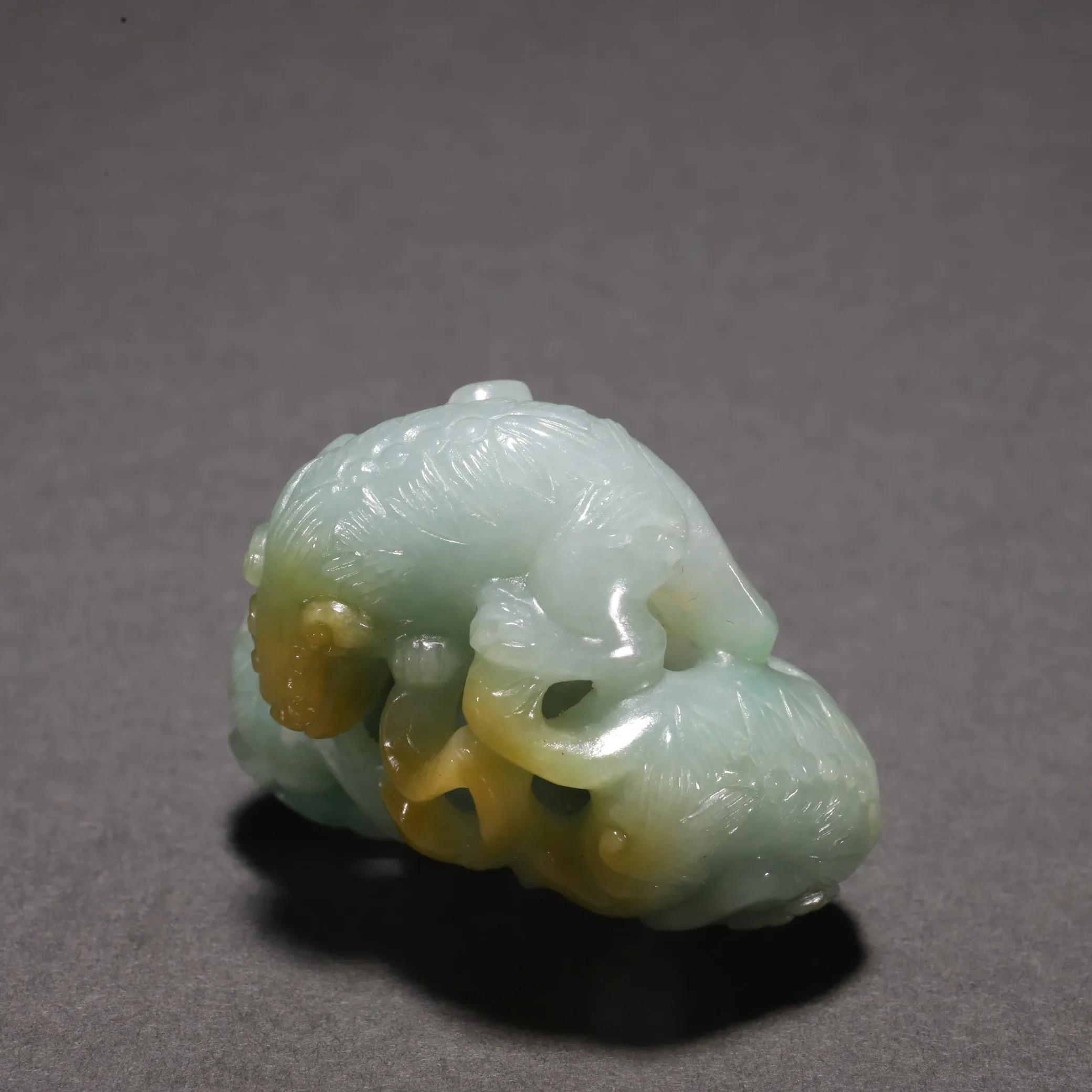 旧藏翡翠镂空雕三狮戏球雕件。规格：高3.5㎝长4.3㎝宽2.6㎝重40g