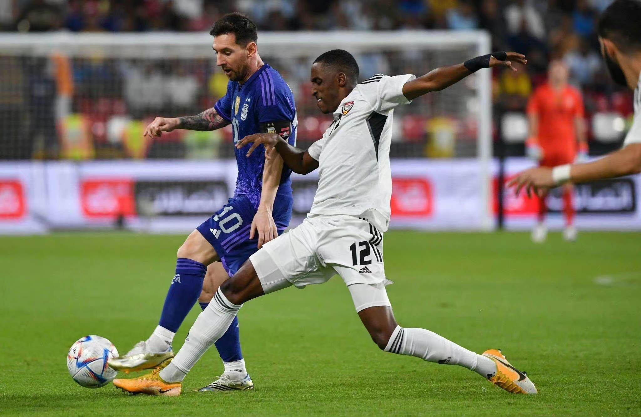 梅西穿上阿迪达斯定制的世界杯球鞋:金光闪闪+搭配阿根廷的蓝色