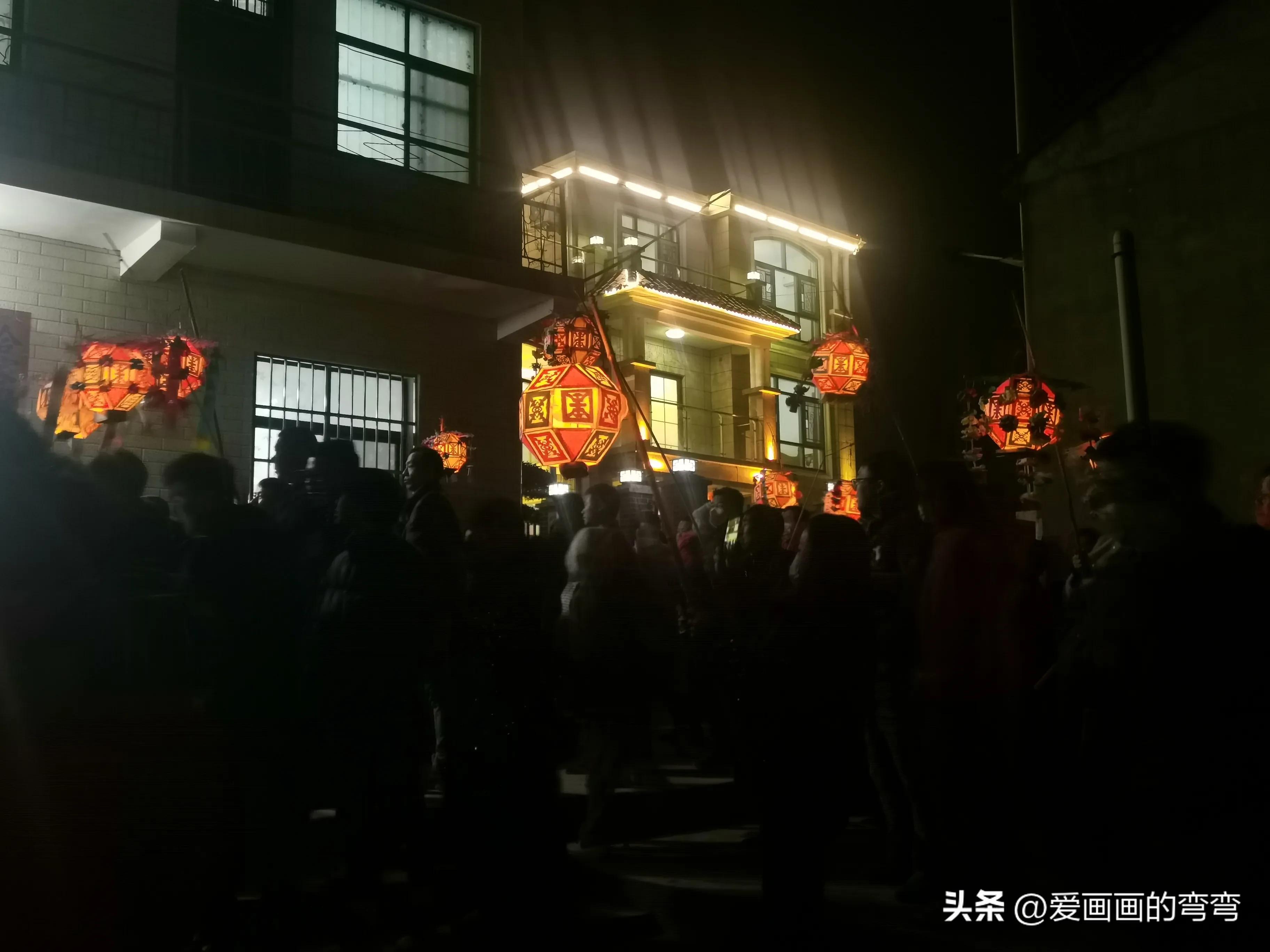 闹元宵玩龙灯,正月十五传统玩龙灯闹元宵