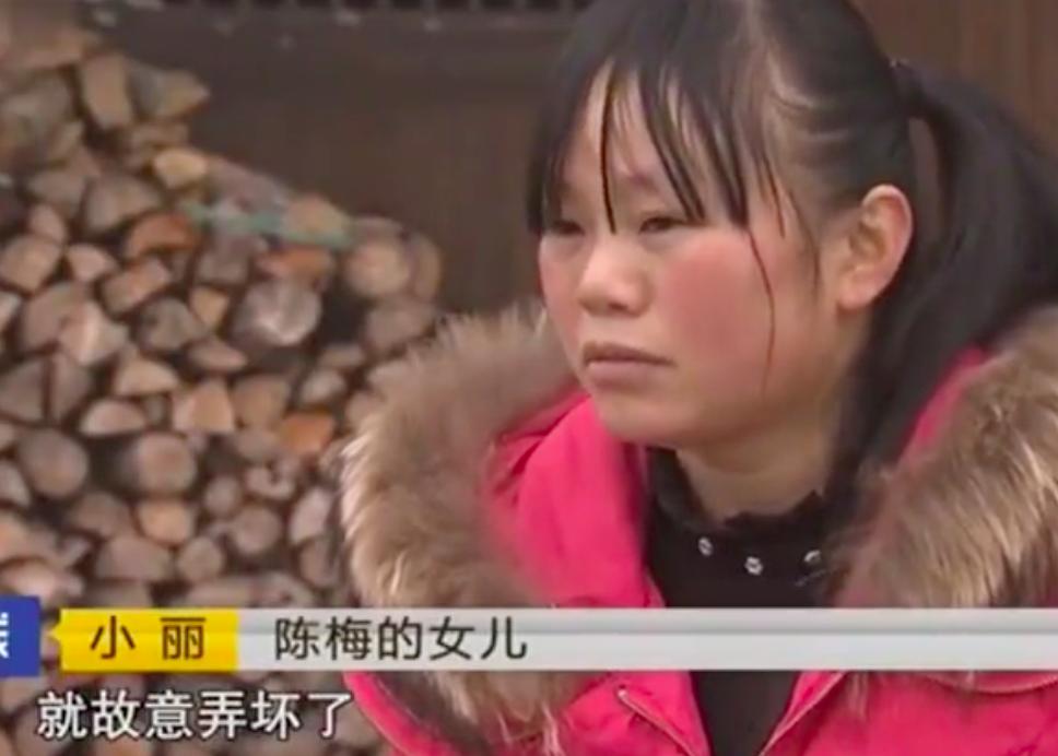 2015年女子让男邻居来她家住，邻居嫌她太强势，联合儿子将她杀死