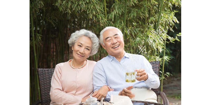 我坐月子,母亲说摔伤腿不能来,出月子后去娘家,见到母亲我愣住