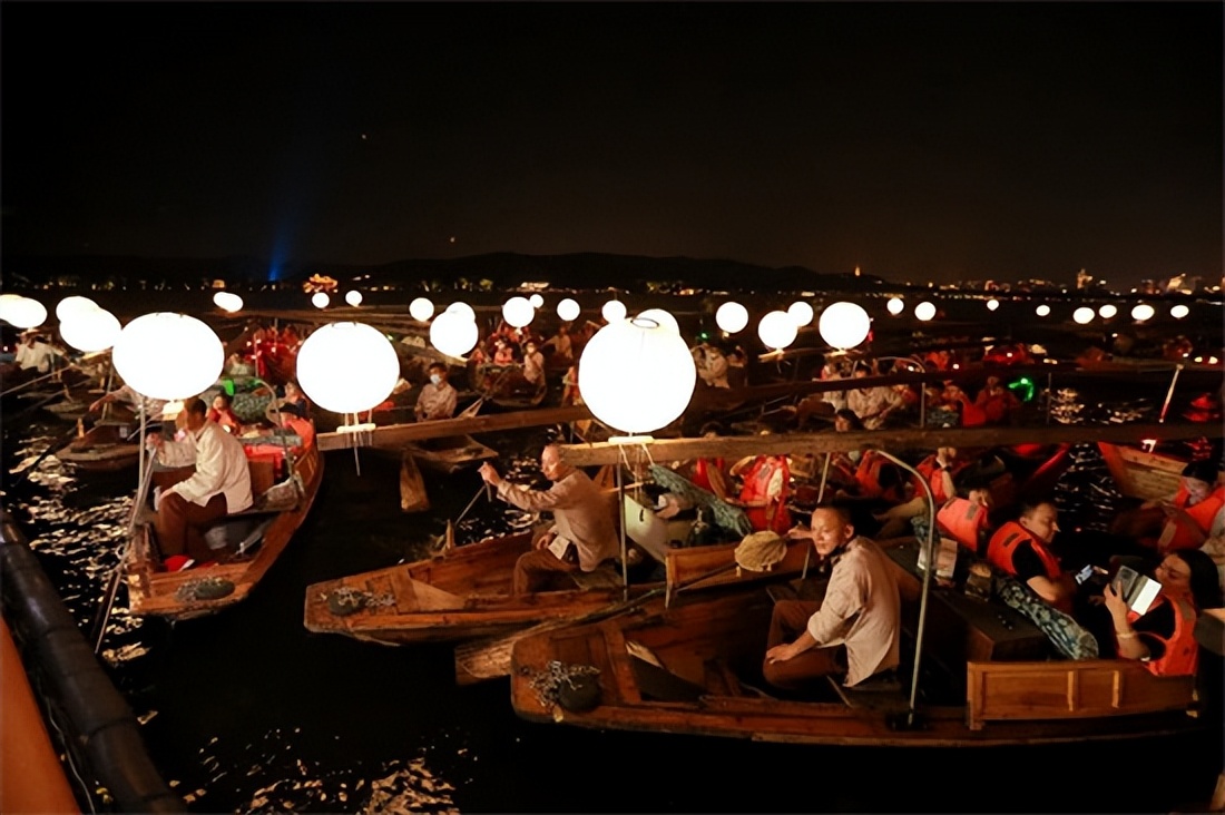 当西湖与中秋相遇，33艘月亮船书写江南的诗情画意，太美了