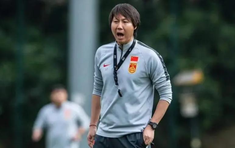 李铁太毒了！降级队解散拜铁子所赐，留下亿元债务，祸害武汉足球