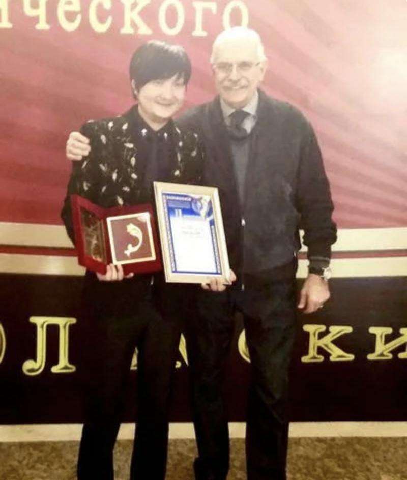 五位长得丑却娶了白天鹅的男星,5位长得丑却娶了白天鹅的男星