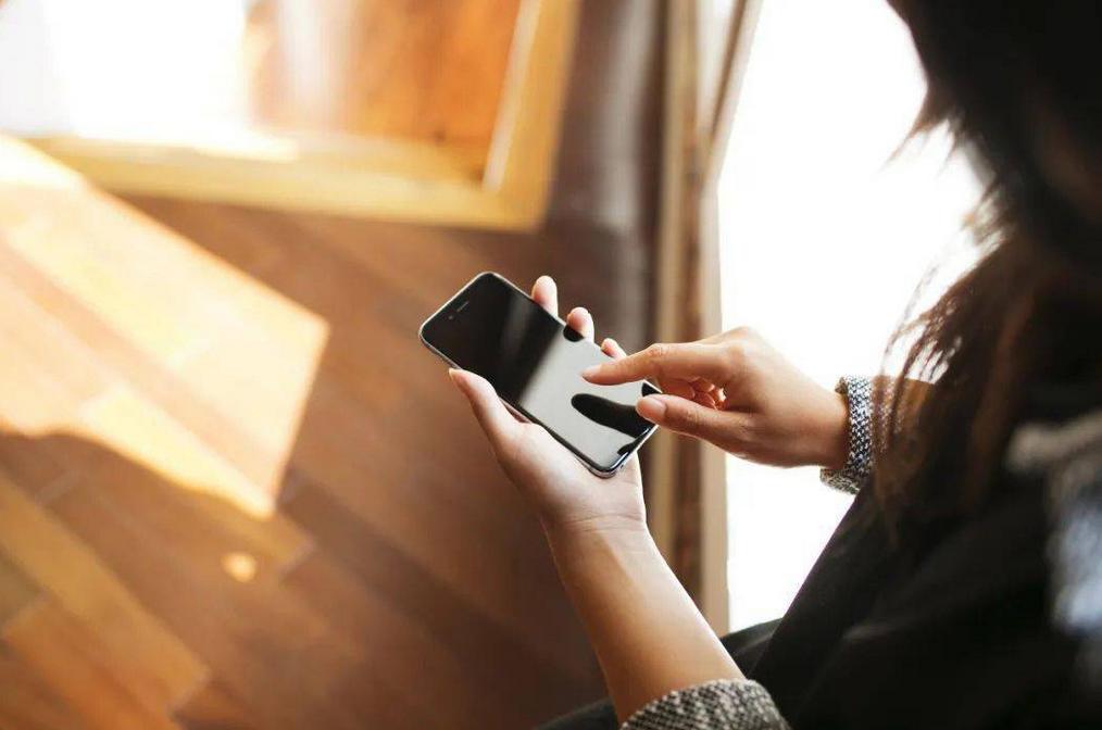 网上聊天认识女网友，线下见面强行让我带她去商场消费，该怎么办