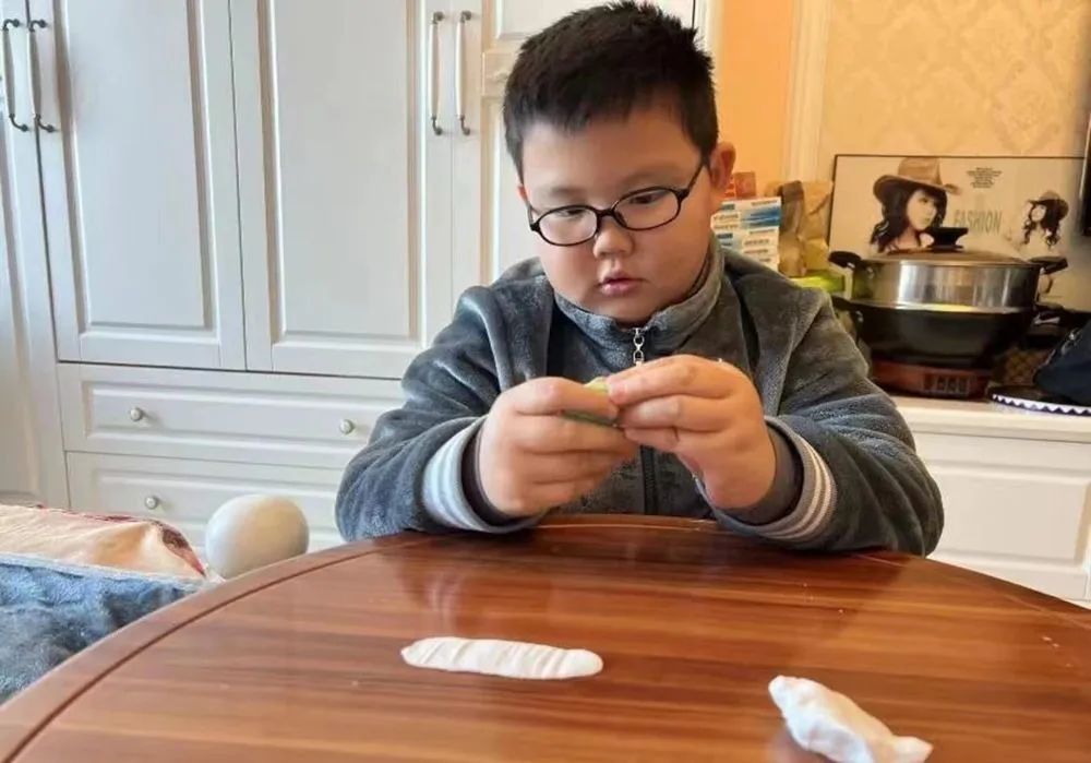 睦邻创意齐动手饺子遇上世界杯——乐真校区手工劳动课太受欢迎