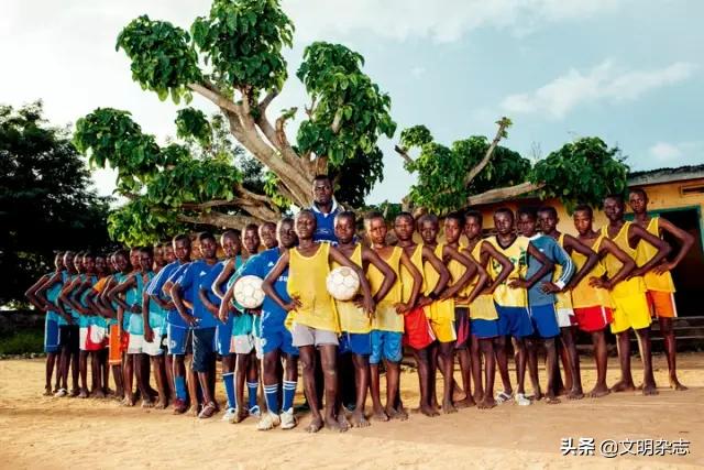 非洲足球少年：让梦想如绿草般顽强生长