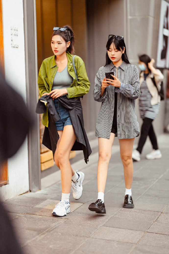 被杭州女生惊艳了,适合腿粗女生穿的中筒袜