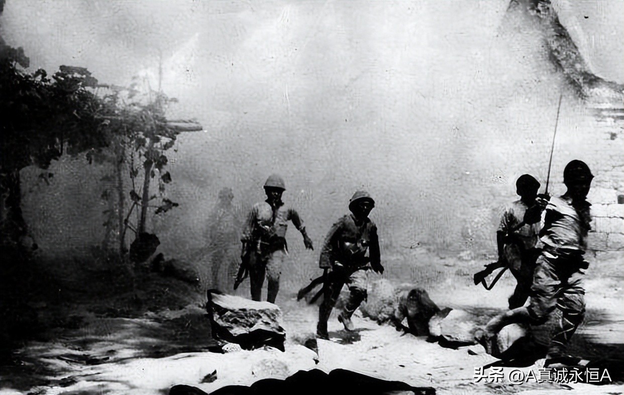 敌人一把把明晃晃的*刀刺**一齐对向她的胸口，誓死如归的女英烈王册