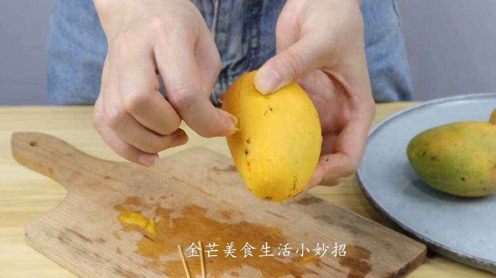 芒果的正确切法不粘手不流汁,不用刀切芒果正确方法