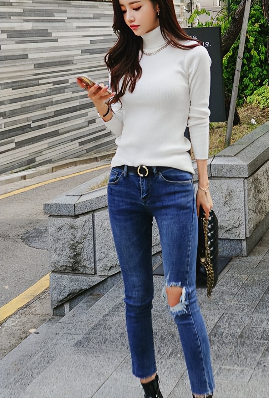 牛仔裤穿搭显出妹子温婉如水气质,牛仔裤干练的搭配穿出清爽女人味