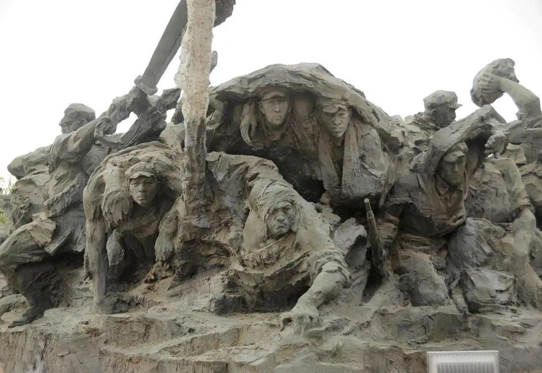 12军副军长痛哭着叩开*伯承刘**家门，刘帅严肃道：王近山让你委屈了