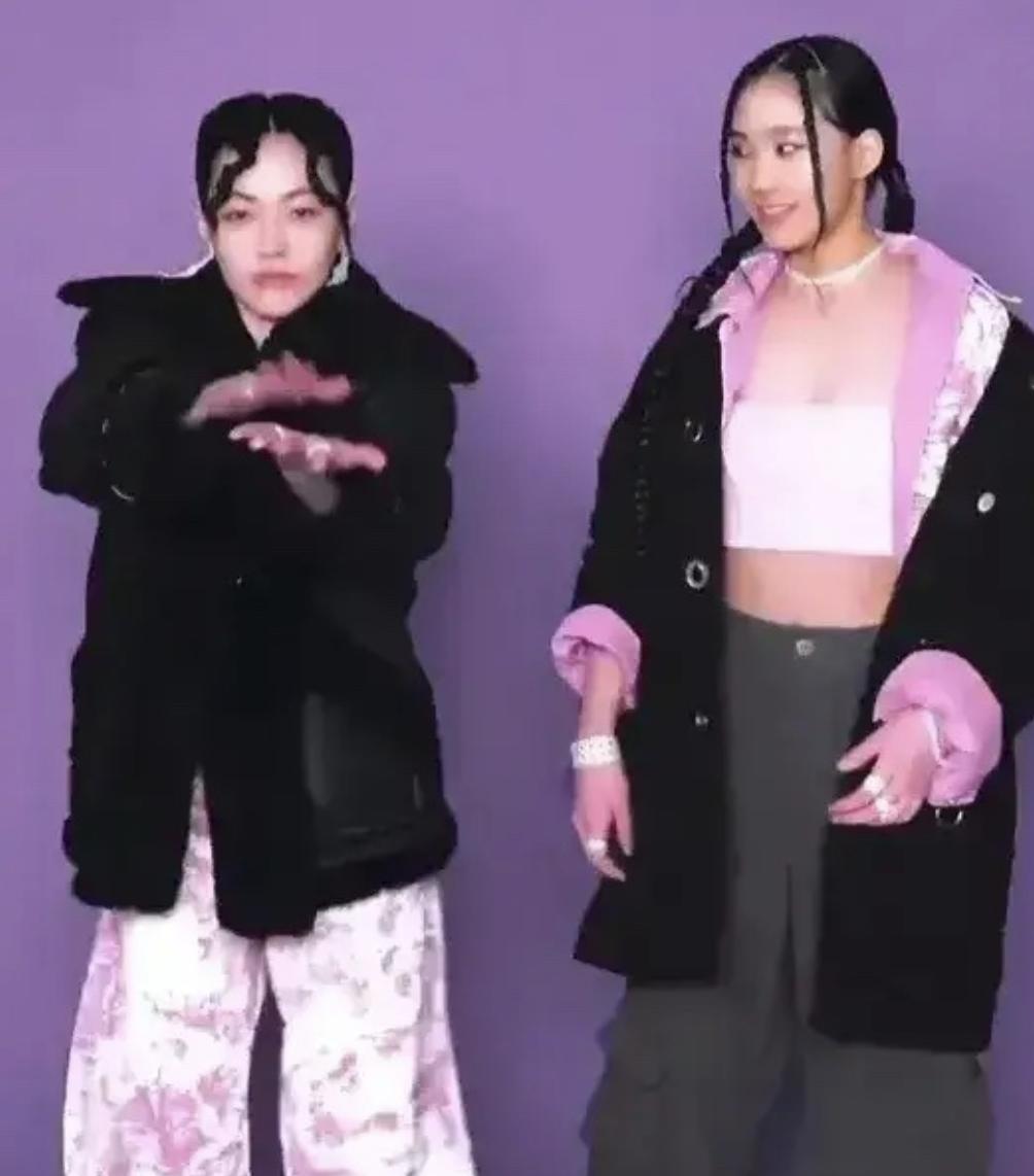 有一种尴尬叫“星二代玩性感”，*裤底**胸部全露，让明星父母都脸红