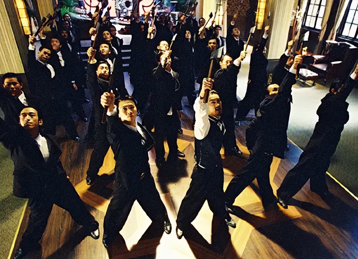 陈国坤：被周星驰雪藏，8年仅拍2部戏，成名后跪在李小龙墓前痛哭