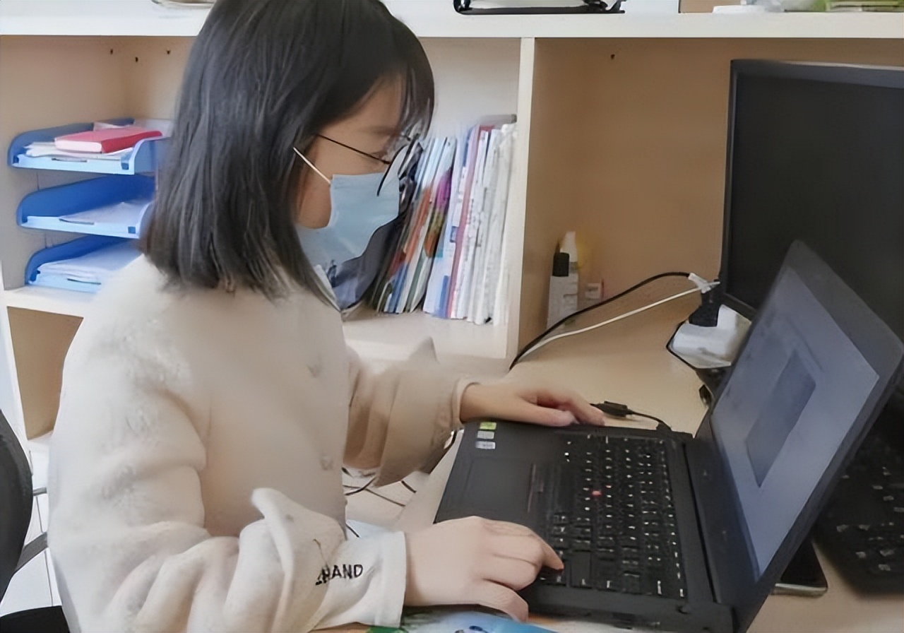 害怕疫情封校，大学生深夜拉着行李箱“出逃”，徒步前往火车站