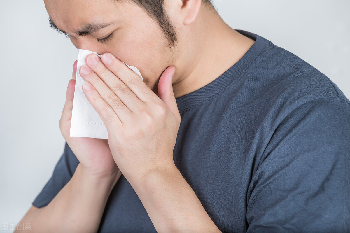 新冠引起过敏性哮喘吃啥药,过敏性鼻炎新冠肺炎1-7天表现症状