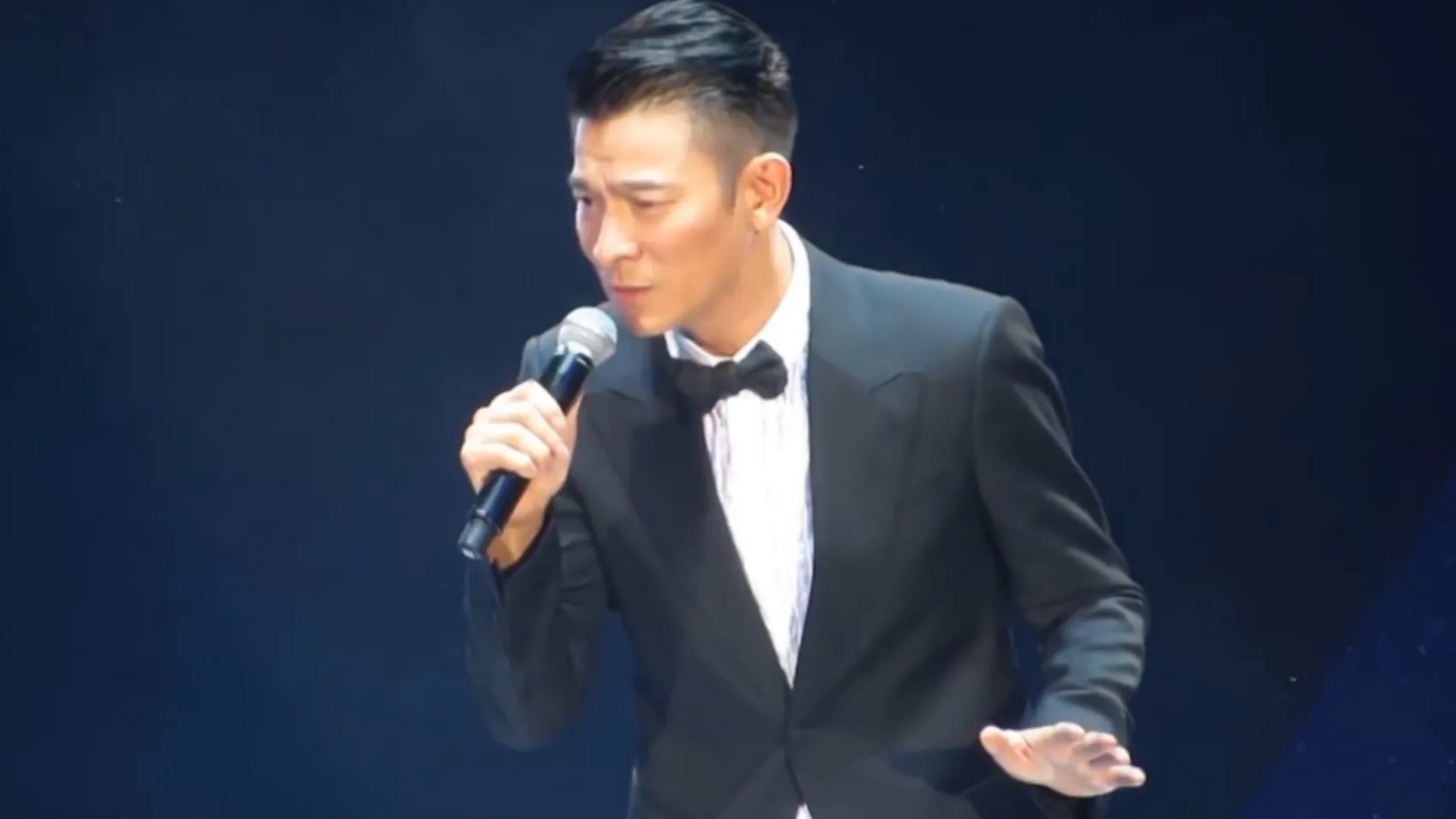 60岁的刘德华现场演唱,57岁刘德华开20场演唱会