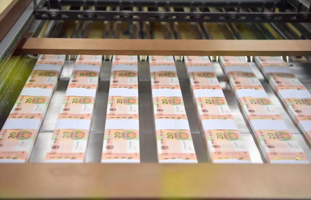 破损的100元人民币能在银行换钱吗,银行回收破旧外币吗