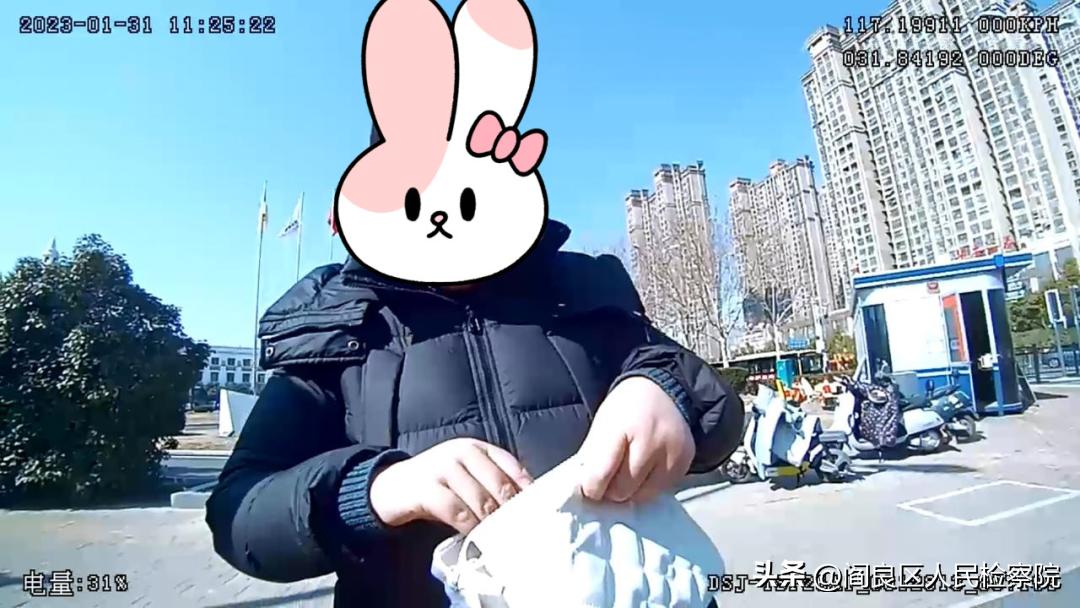 倒挂化粪池救人的外卖小哥找到了,一位外卖小哥在路上