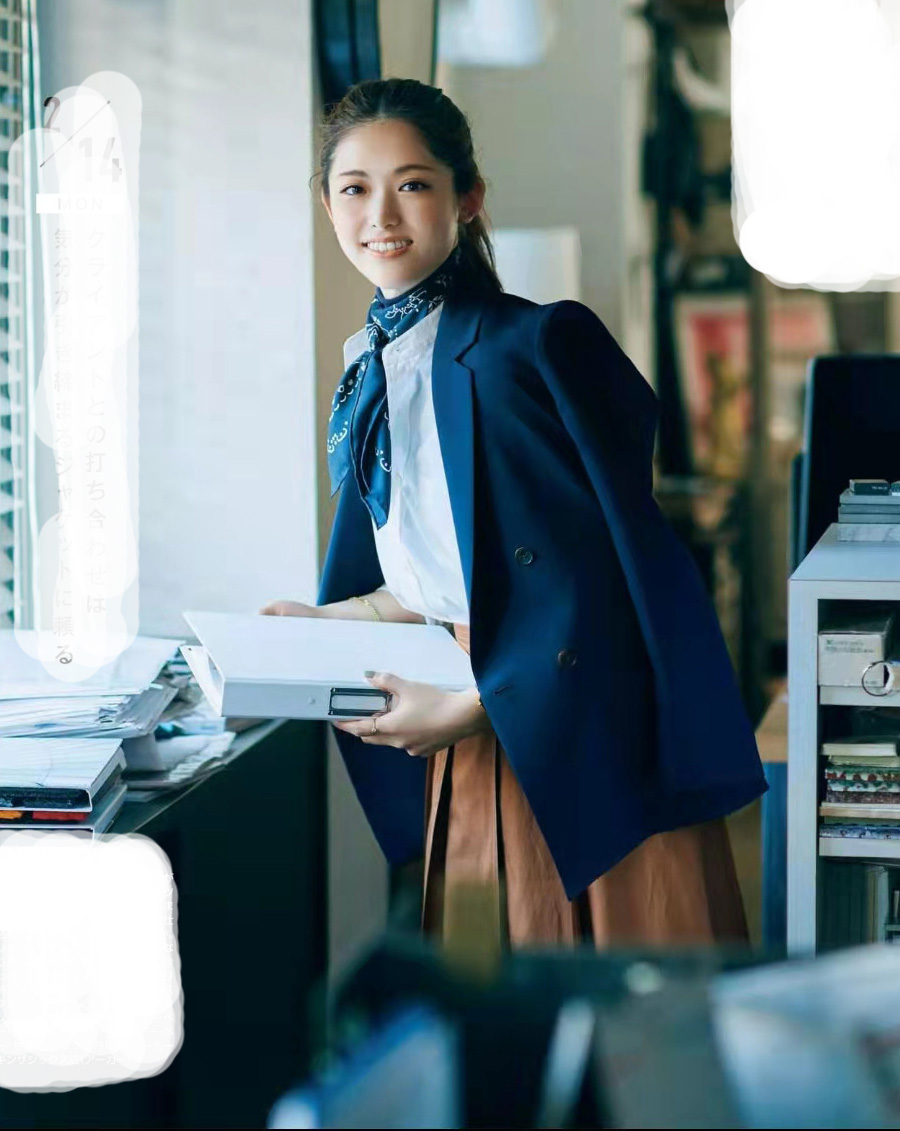 藏蓝色西装里面搭配什么颜色内搭,藏蓝色条纹西装搭配什么颜色内搭