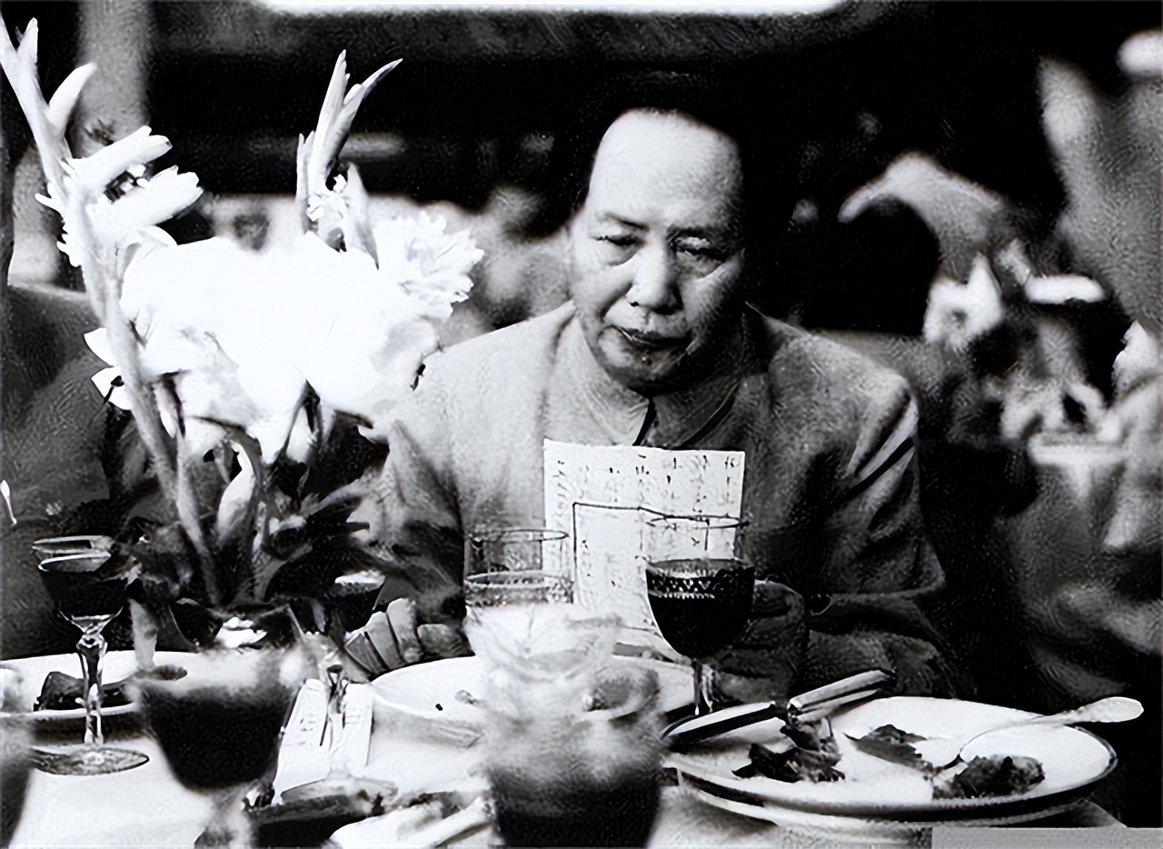 毛主席工资594元，周总理工资404元，但都没有宋庆龄的高，为何？