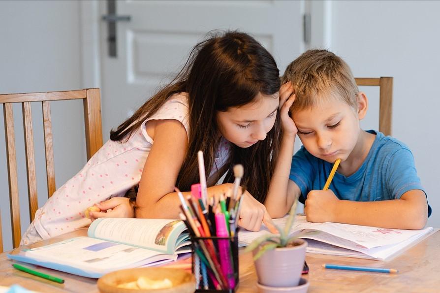 孩子写作业拖拉磨蹭我快崩溃了,四招让孩子写作业不拖拉