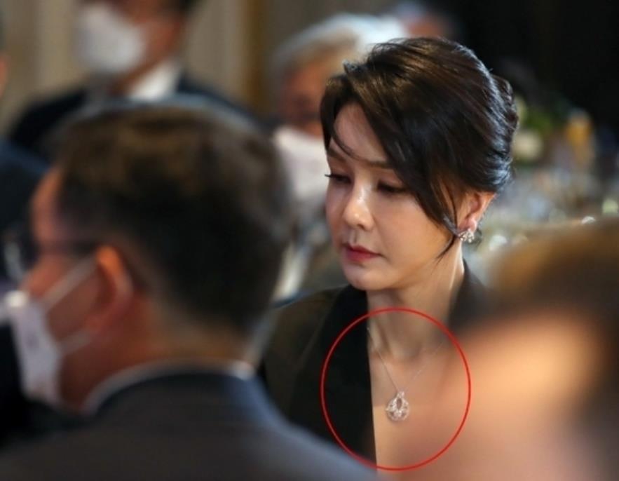 韩国第一夫人真是土豪，浑身上下都是名牌，奢华钻石珠宝闪瞎眼