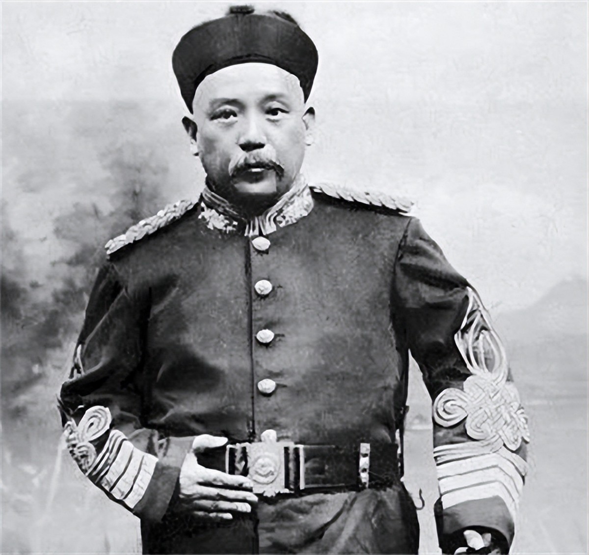 除了毛主席之外，*安门天**城楼上还挂过11个人的画像，都有谁？