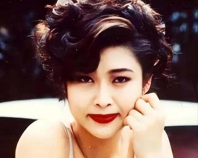 混在娱乐圈的日子“性感女神”瞬间名声大噪！全裸出镜后，她成