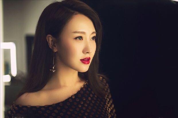 石磊潘阳结婚照,潘阳石磊一家三口照