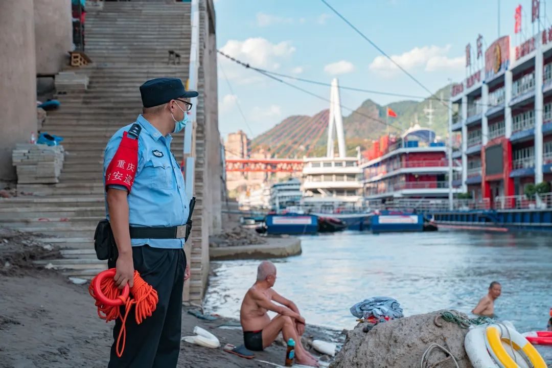 交警战高温致敬高温下的坚守,致敬暴雨中坚守的警察蜀黍