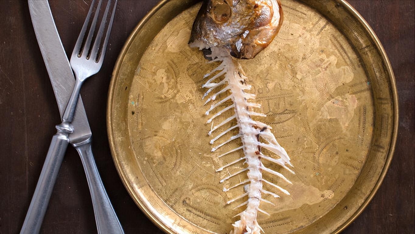 突然鱼刺卡喉，千万别再吞饭、喝醋了！医生教你正确的处理方法