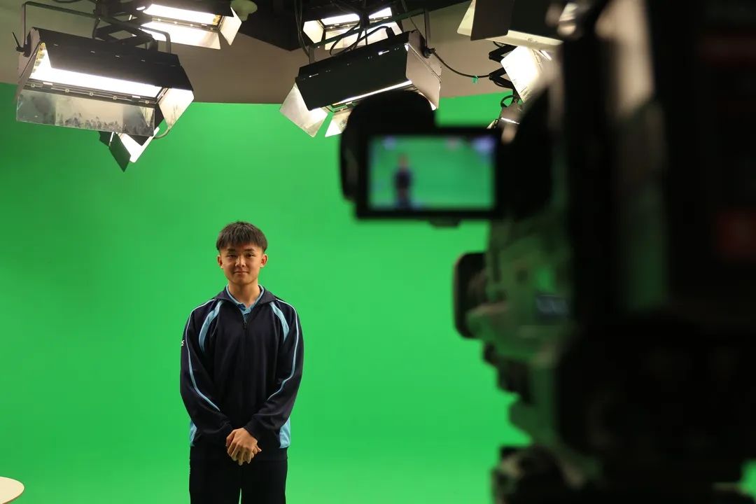 工程师、主持人、制片人……300名高中生在沈阳城市学院完成职业体验，埋下理想的种子