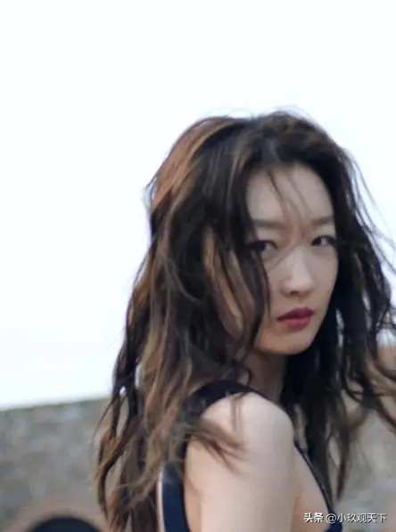 周冬雨出道十二周年获集体好评,周冬雨凭什么火得一塌糊涂