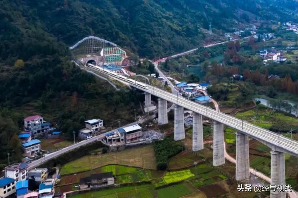 中国最大的县级高铁站凤凰古城站,最美扶贫高铁