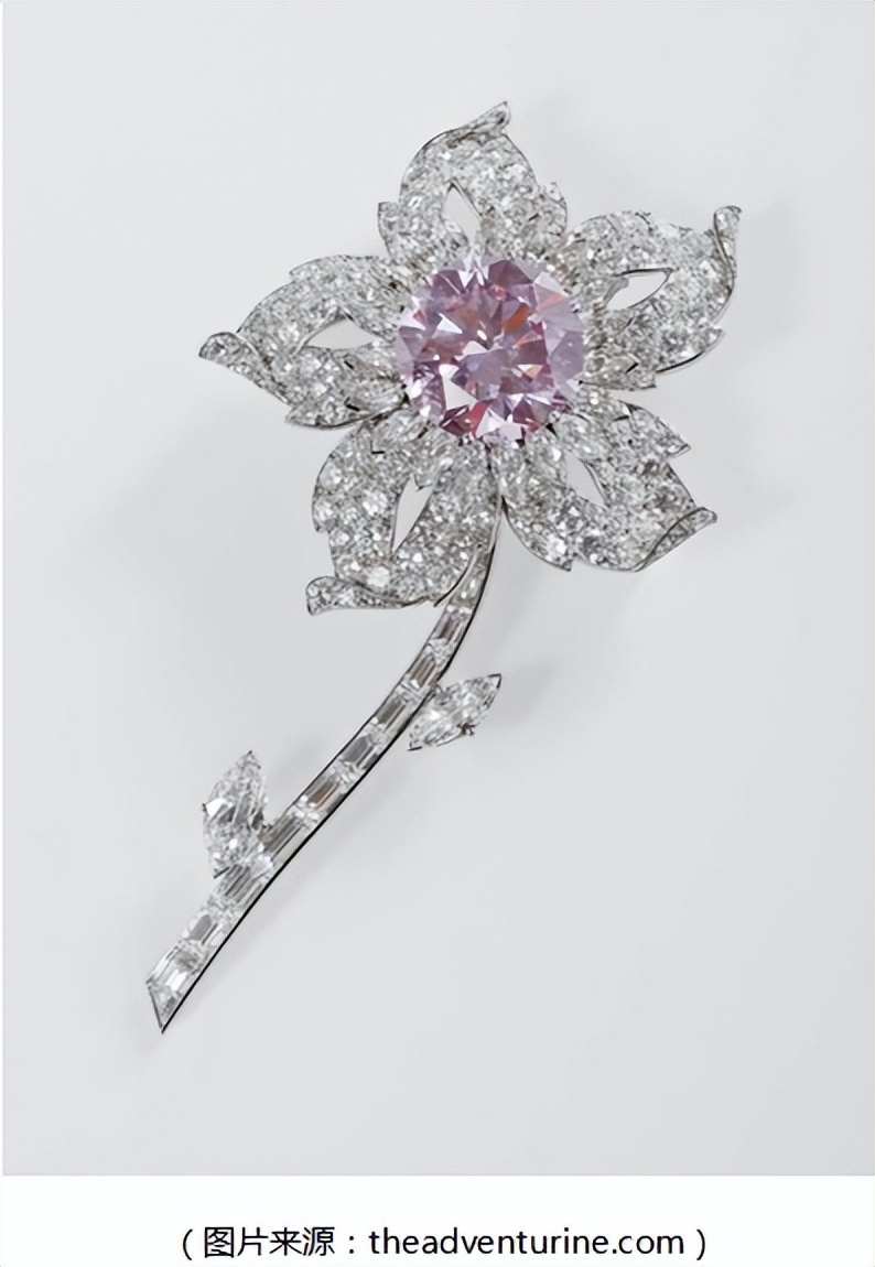 英国庆祝伊丽莎白二世在位70周年——女王的宝藏铂金首饰盘点