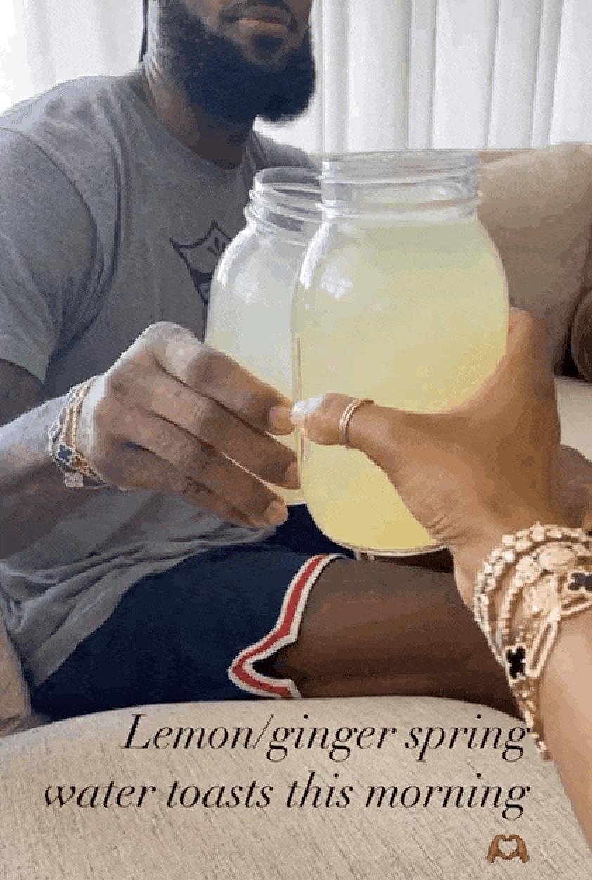 官宣：10亿美金！詹姆斯成为身价最高的球员，现金占了5亿美金