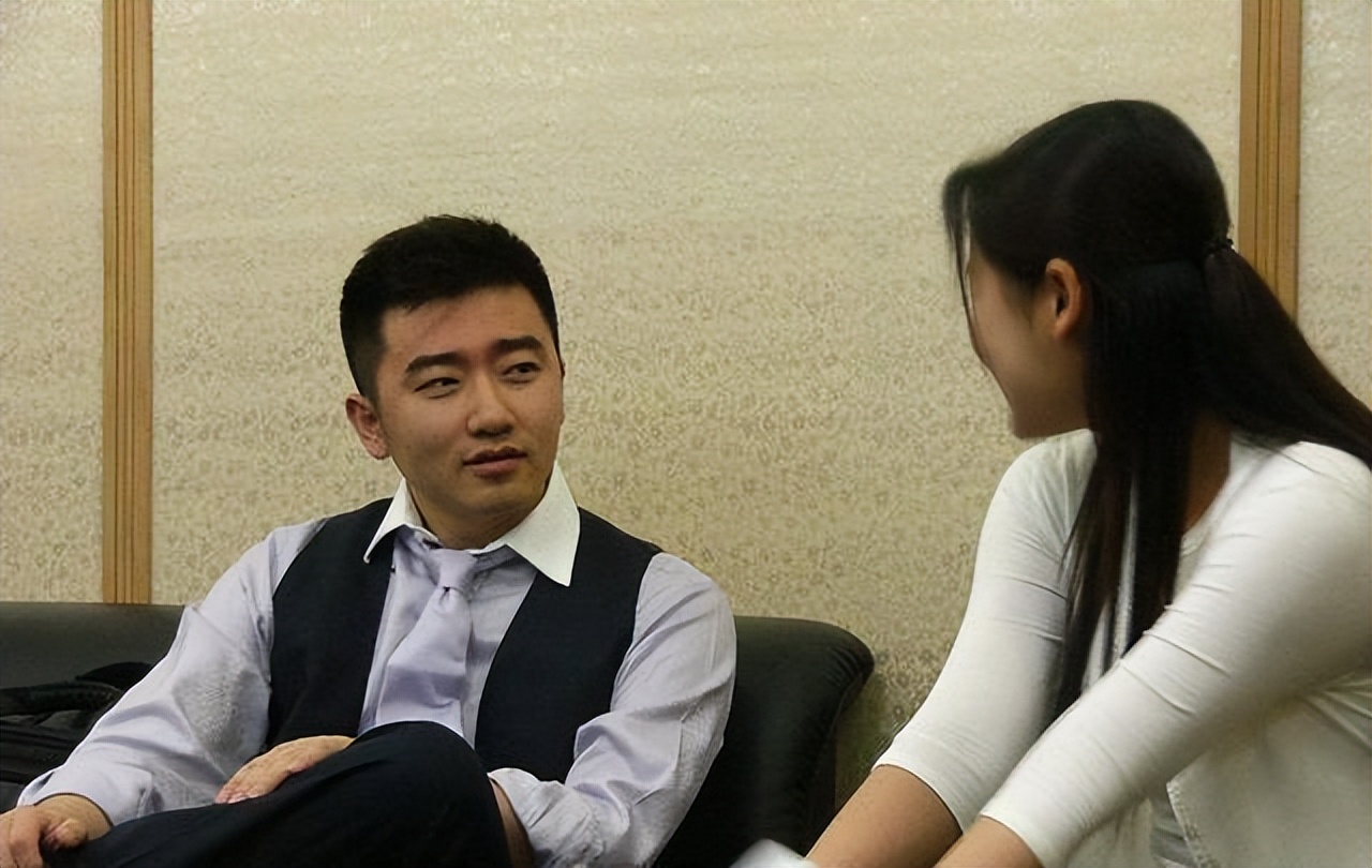 参加克林顿私人聚会的央视主持芮成钢，坐牢六年，出狱后怎样了？