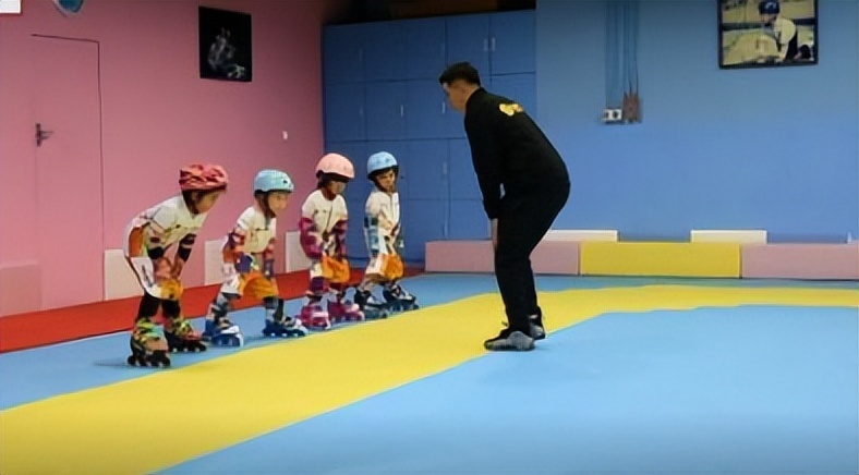 轮滑教程初学儿童版如何滑行,3-6岁儿童轮滑入门教程