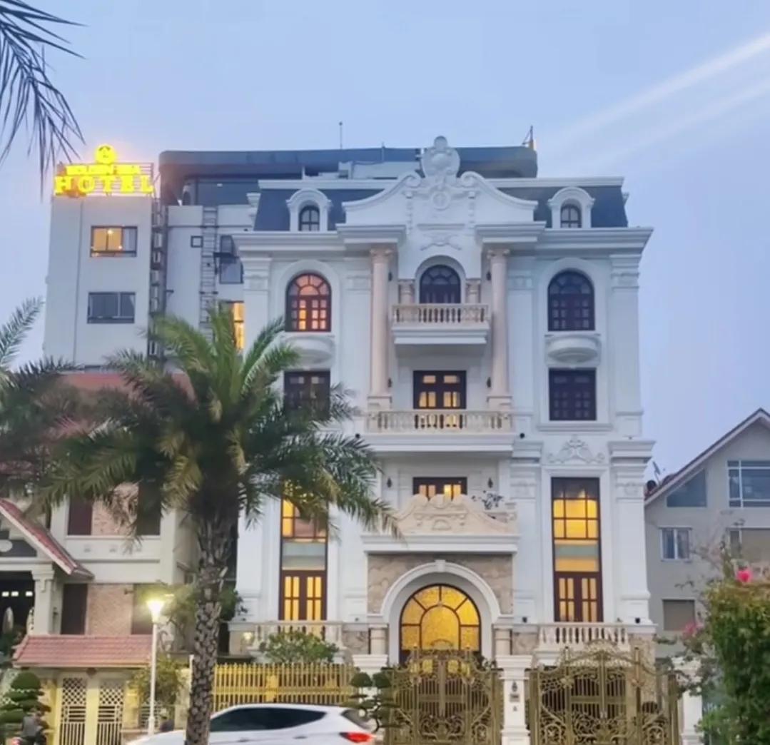 广西美女远嫁越南，生俩娃，发现越南有钱人的房子真豪气全屋红木