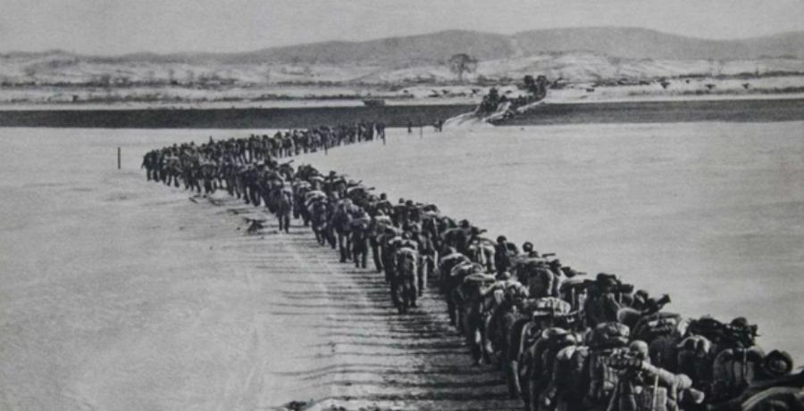 美国记者长津湖被志愿军俘虏，却靠拍照赚百万美元，成人生赢家