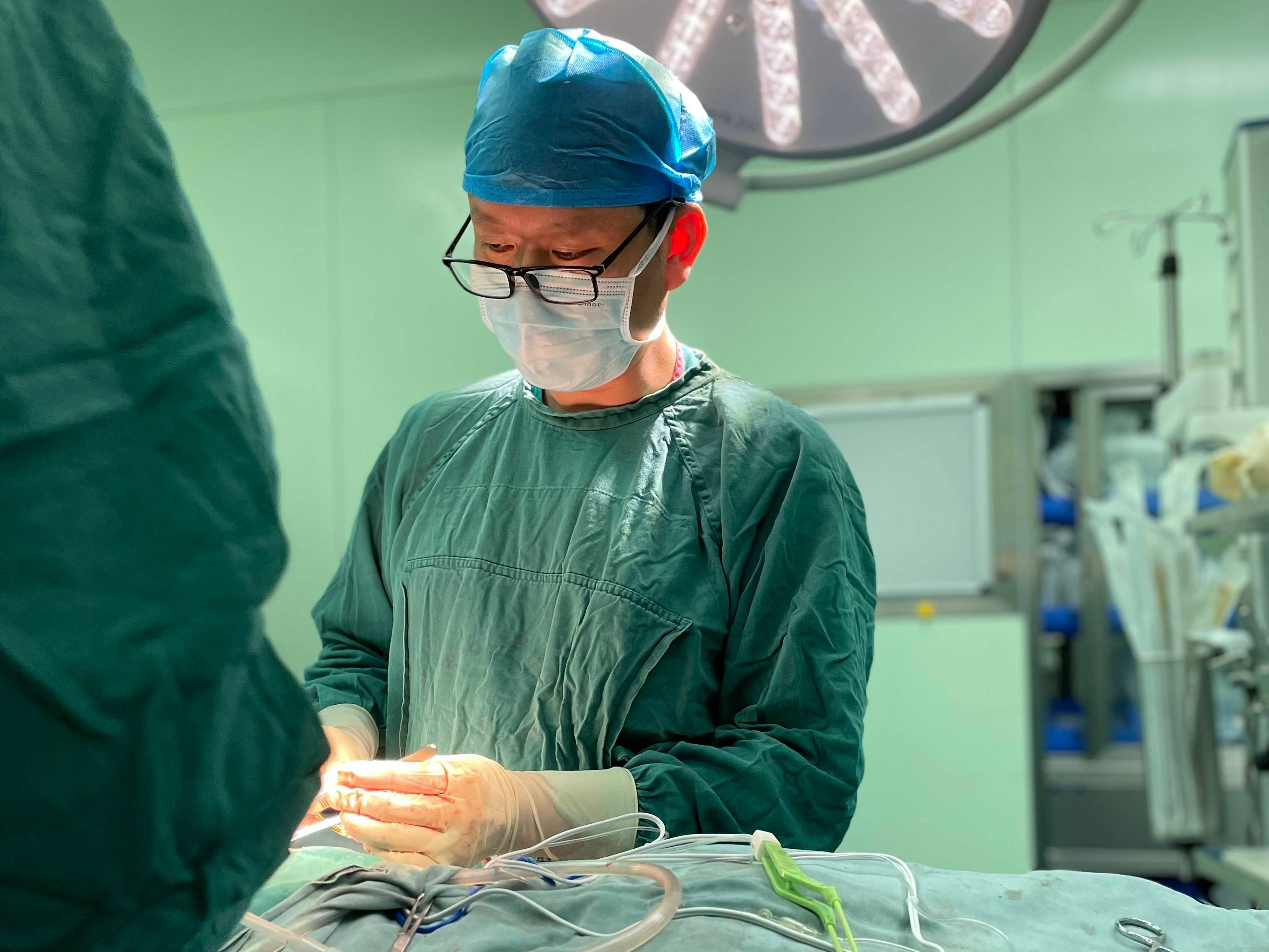 女子胸过大做缩胸手术,胸部比较大容易造成什么影响