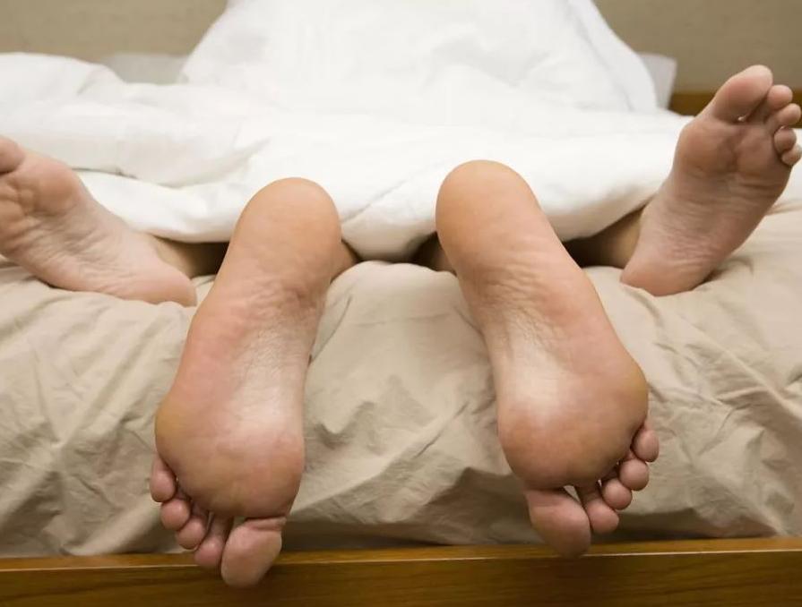 医生检查阴虱的镊子和刀片,男子发现阴虱