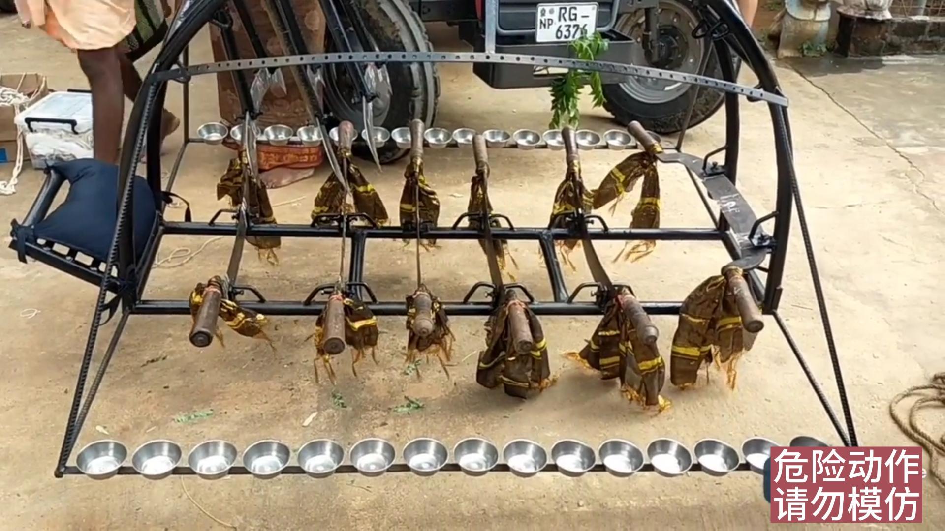 印度奇葩，用钩子穿过男子皮肉不流血，躺在刀上吊起来用绳子抽打